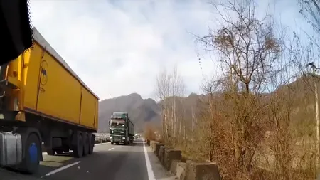 La un pas de tragedie, după ce un șofer de TIR a făcut o depășire periculoasă pe Valea Oltului | VIDEO