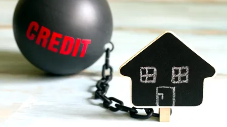 Românii se împrumută tot mai des la BĂNCI, care se întrec în oferte, dar economiștii ne îndeamnă să facem credite doar dacă avem cu adevarat nevoie