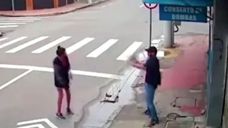 Momentele șocante în care o cerșetoare este împușcată mortal după ce îi ceruse câțiva bănuți unui bărbat - VIDEO