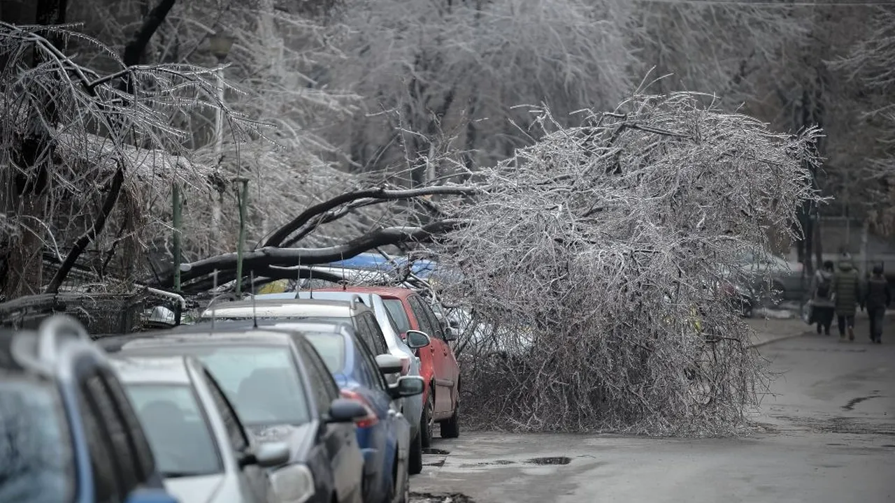 Drumul din Sinaia spre Cota 1400, închis după ce mai multe mașini au derapat din cauza gheții