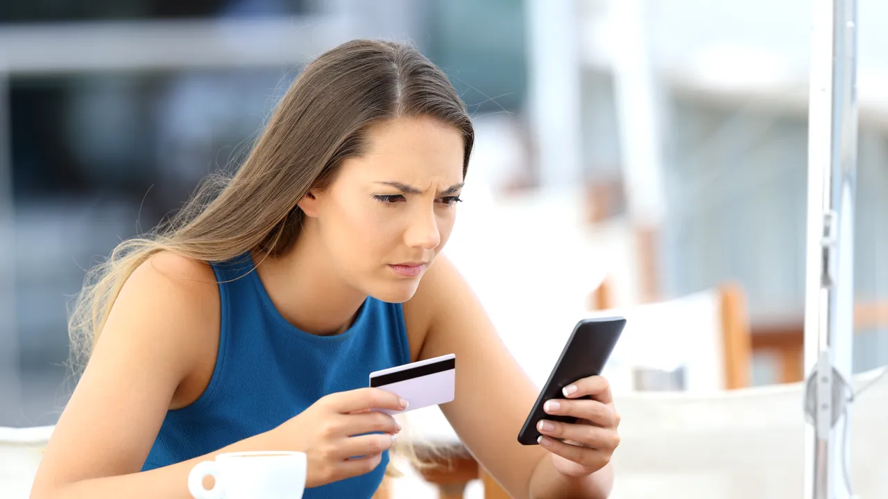 Un operator din România obligă clienții să treacă la abonamente mai scumpe. Contractele celor care refuză vor fi închise automat