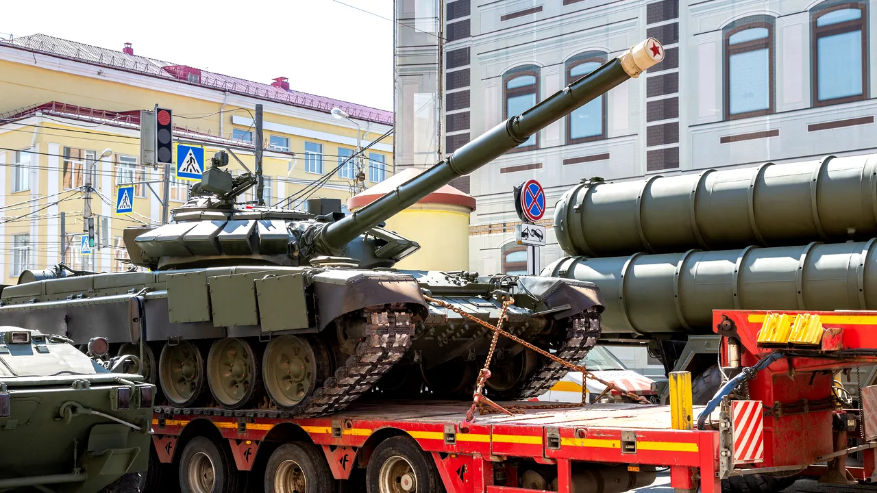 Transport cu blindate rusești destinate Serbiei, blocat de români pe Dunăre. Anunțul MAE / Rusia denunță „minciunile