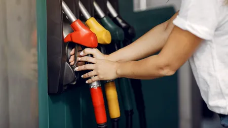 Ce se întâmplă cu prețul petrolului și cum poate afecta piețele financiare?