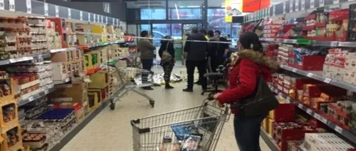 Imagini incredibile la Timișoara. Oamenii își pun cumpărăturile în coș în apropierea unui cadavru - VIDEO