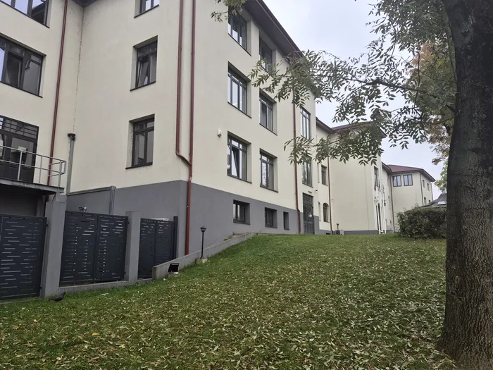 Elevul de 15 ani care și-a atacat colegii cu maceta, într-un liceu din Pitești, a fost reținut. Părinții reclamă că ar fi fost bătut și batjocorit de colegi cu imagini false generate cu inteligența artificială