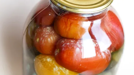 Rețetă de gogonele murate cu 9 ingrediente. Gospodinele trebuie să respecte 3 pași esențiali, pentru un gust autentic