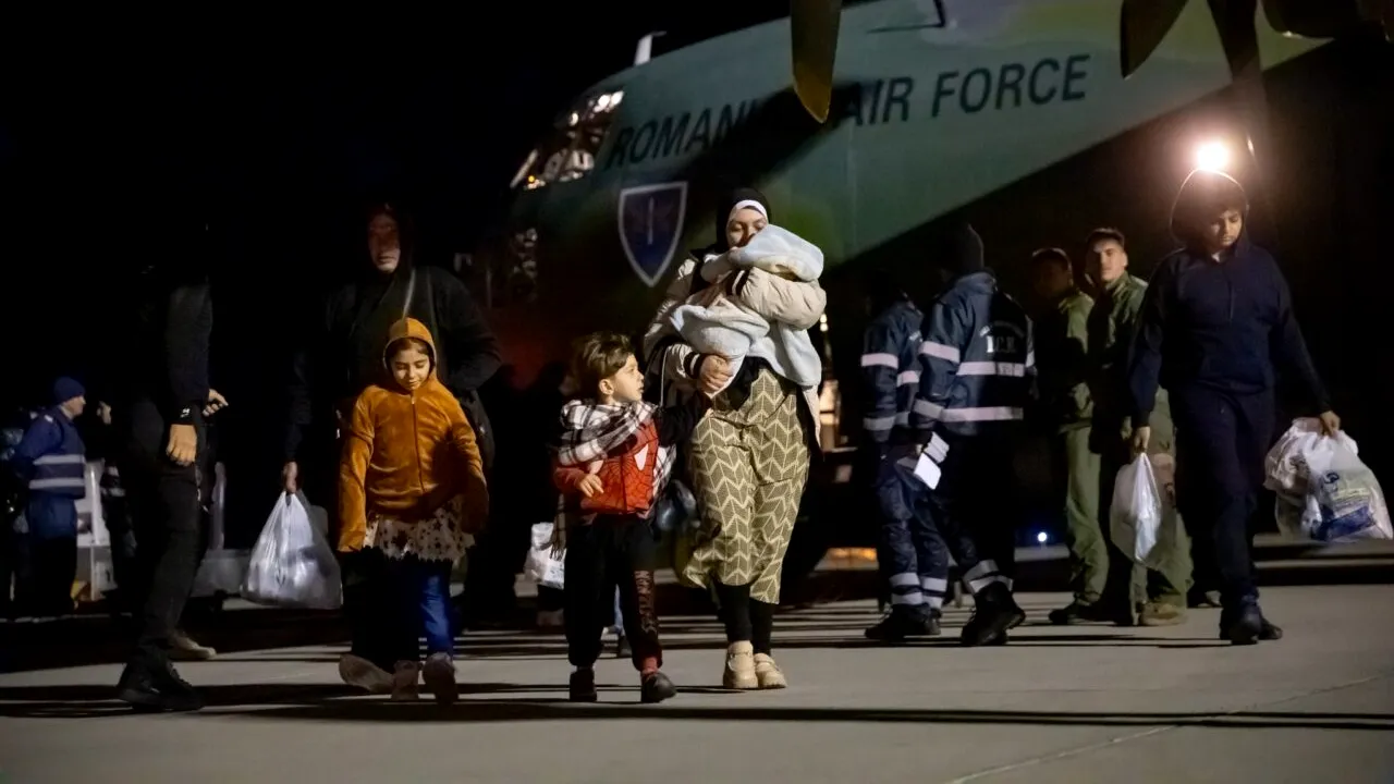 GALERIE FOTO: Alți 41 de cetăţeni români şi membri de familie evacuaţi din Gaza au ajuns în România / Primul avion trimis după ei s-a defectat