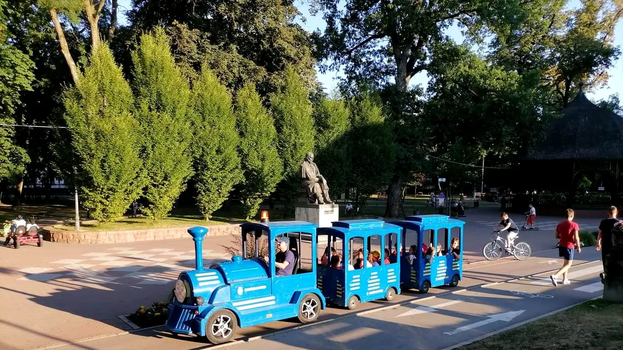 Un trenuleţ electric de agrement s-a răsturnat, la Bistrița. Trei fetițe au ajuns de urgență la spital