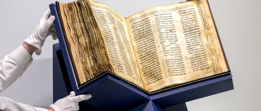 Un fost ambasador al SUA în România a cumpărat o Biblie veche de 1.000 de ani. Suma plătită, una record
