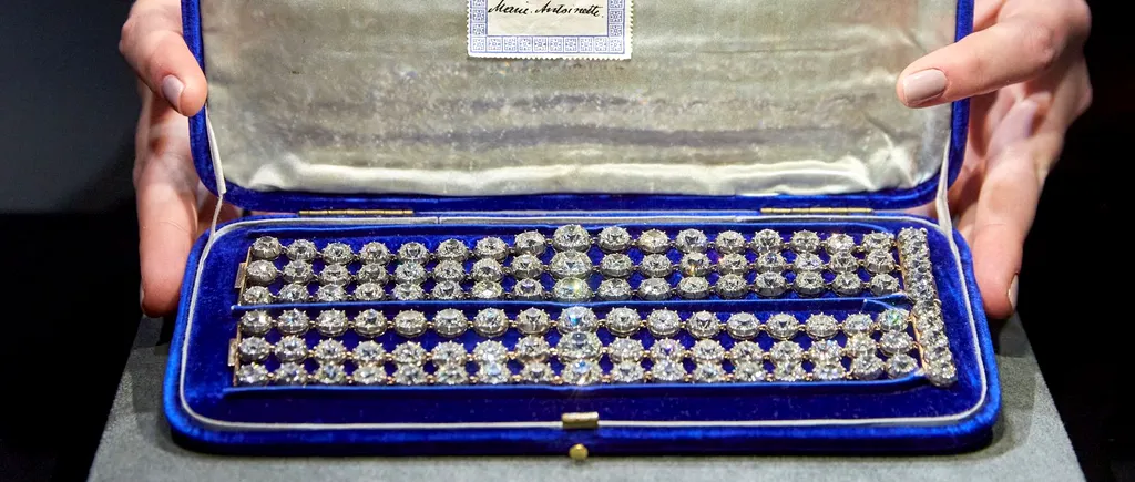 FOTO | Brățările cu diamante ale Mariei Antoaneta s-au vândut cu peste 8 milioane de dolari la licitație, după ce au fost în familie timp de 200 de ani