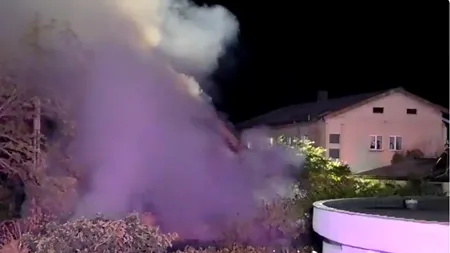 Casă cuprinsă de flăcări în Slatina. Trei persoane au ajuns la spital