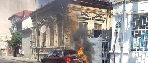O mașină a fost cuprinsă de flăcări, duminică, în București, din cauza unui contor de gaze