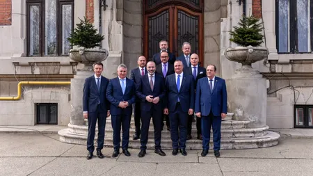 Liberalii discută dacă aleg 