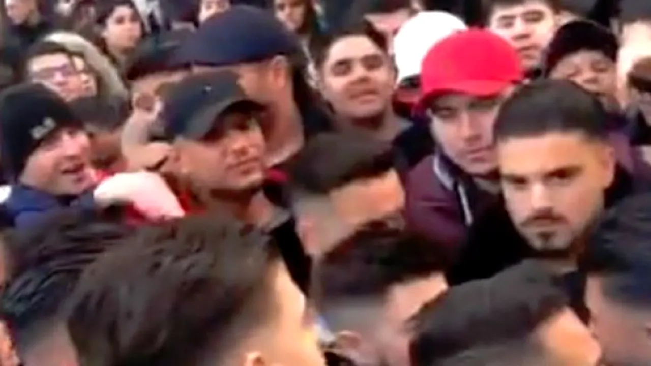VIDEO BĂTAIE generală din cauza rivalității unor vedete Youtube. Poliția a folosit GAZE lacrimogene pentru a calma mulțimea