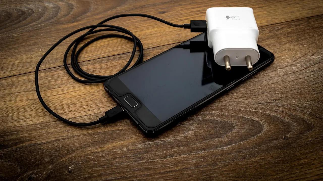 Un hacker etic explică de ce nu e bine să folosești cablurile altora pentru a-ți încărca telefonul: Când uiți chiloții acasă, cumperi alții, nu împrumuți