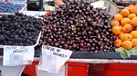 Cât costă un kilogram de cireșe pietroase în iulie 2025 într-o piață din București. Comercianții se „jură” că sunt de Voinești