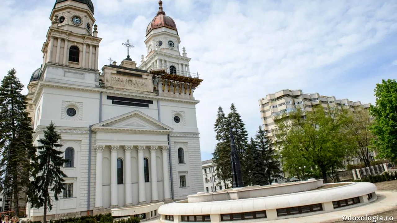 Sute de persoane au mers pentru a se închina la racla cu moaştele Sfintei Cuvioase Parascheva din Iaşi