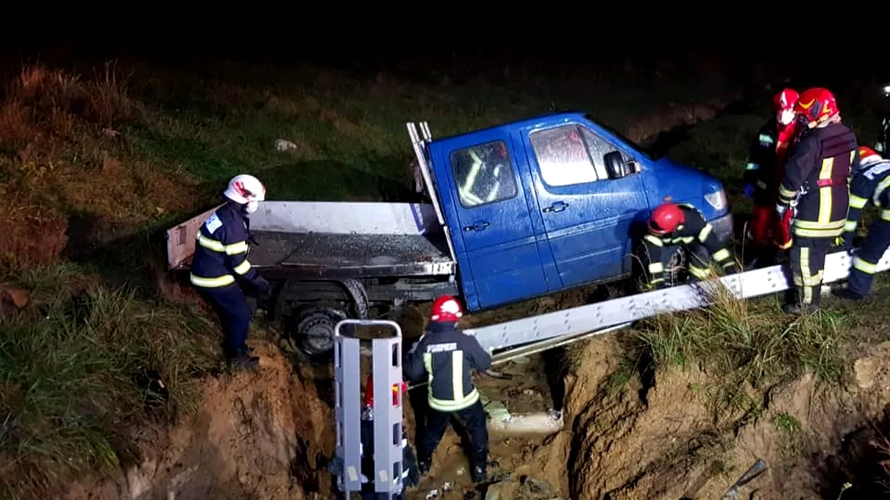 Intervenție dificilă a pompierilor noaptea trecută: o autoutilitară a rămas suspendată după ce s-a răsturnat pe DN1 (FOTO)