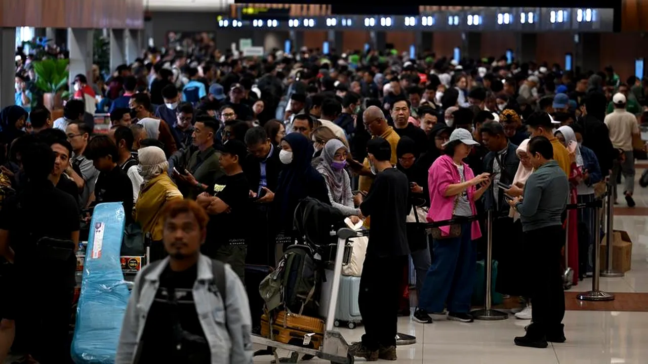 O erupție vulcanică a paralizat cel mai mare aeroport din Indonezia. Sute de zboruri sunt suspendate. Zeci de mii de pasageri, blocați