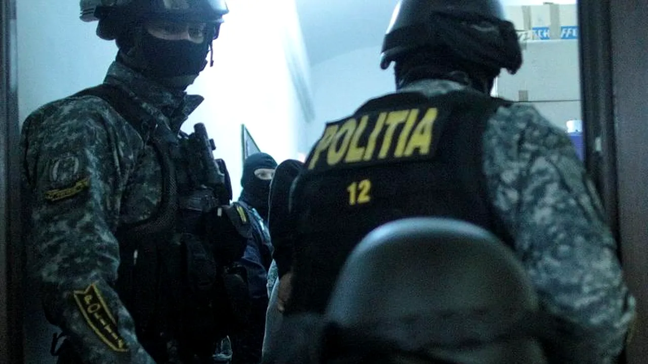 11 persoane, între care 6 deținuți, cercetate pentru înșelăciuni prin metoda 