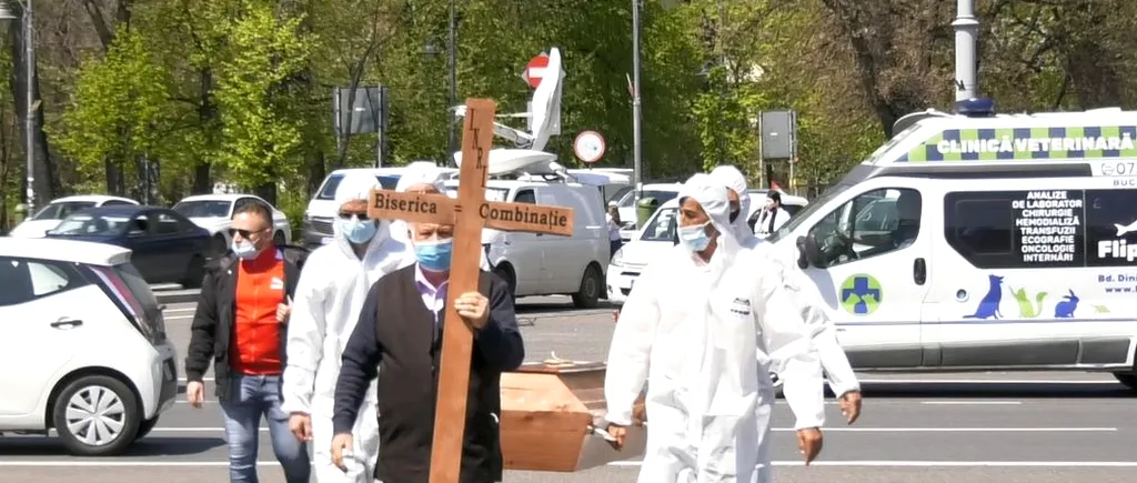 VIDEO | Dricuri, sicrie și cruci în fața Guvernului. Protestarii, supărați pe Arafat și BOR din cauza regulilor de înmormântare COVID-19 (REPORTAJ)