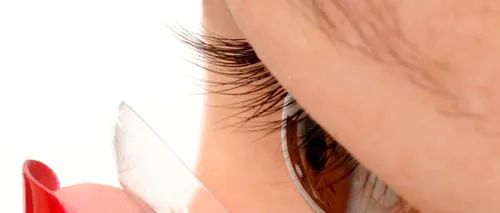O britanică și-a pierdut un ochi din cauza lentilelor de contact. „Aveau ceva care îmi mânca la propriu ochiul