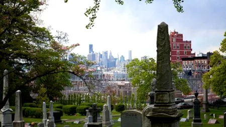 FOTO. Inscripție inedită pe o piatră funerară. Administratorii cimitirului au interzis-o