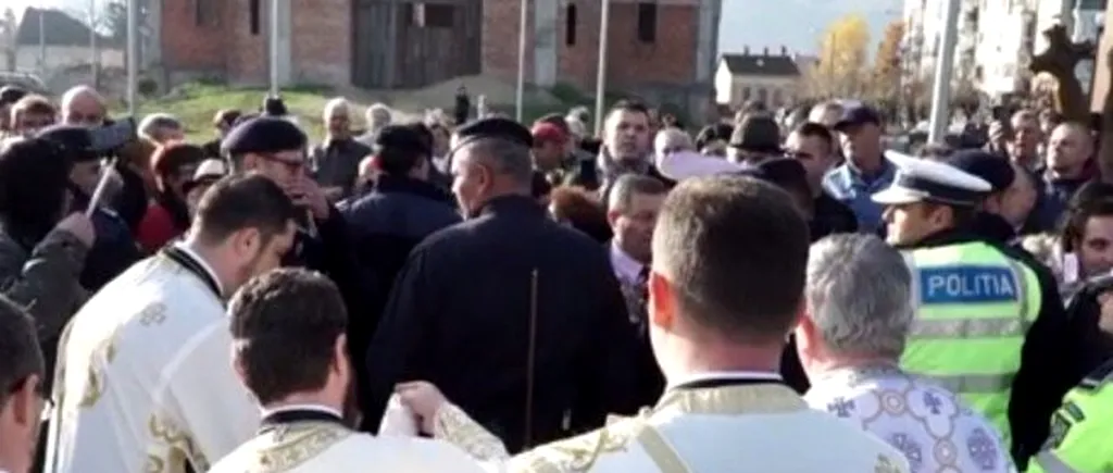 SCANDAL la Sighetu Marmației. Un preot a ținut slujba cu ajutorul jandarmilor, după ce nu a fost primit de enoriași în biserică