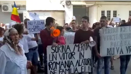 Protest în fața Parchetului de pe lângă Curtea de Apel Craiova. Oamenii cer anularea adopției: „Nu ne luați copiii, că sunt ai României
