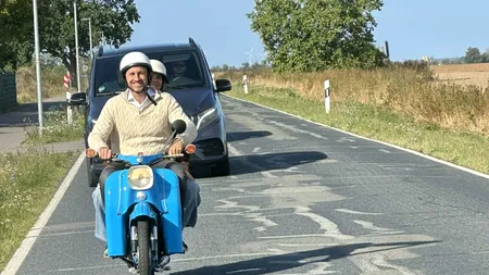 Alegeri în Saxonia-Anhalt: Favoritul partidului AfD, Ulrich Siegmund, a venit la secția de votare pe o motoretă Simson