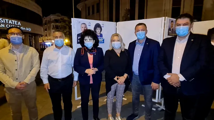 Cum s-au întâlnit doi candidați la Primăria Iași la lipit de afișe în miez de noapte. Mihai Chirică: „Salut, Petrică! Mai dă cu soluție!” - FOTO