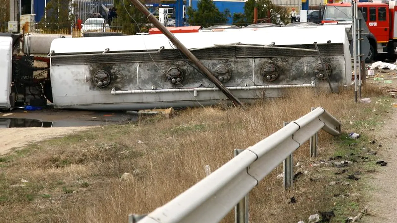 O cisternă încărcată cu benzină s-a răsturnat la intrarea pe A3