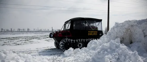 Un autobuz, patru autoutilitare și patru autoturisme, blocate în zăpadă în Buzău