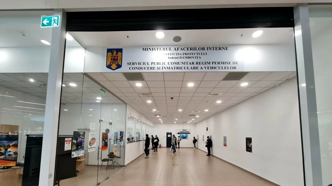 12.900 de euro, ȘPAGĂ pentru permise de conducere. Percheziții în Dâmbovița, într-un dosar de trafic și cumpărare de influență