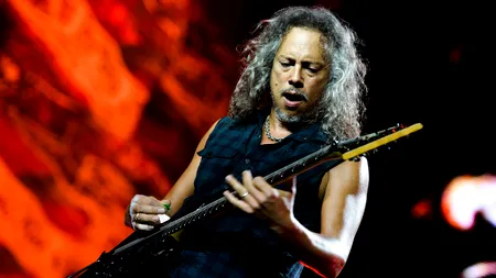 Momente amuzante pe scenă. Chitaristul trupei Metallica a căzut în timpul unui concert: Mă simțeam de parcă aș fi cântat la chitară sub duș - VIDEO 