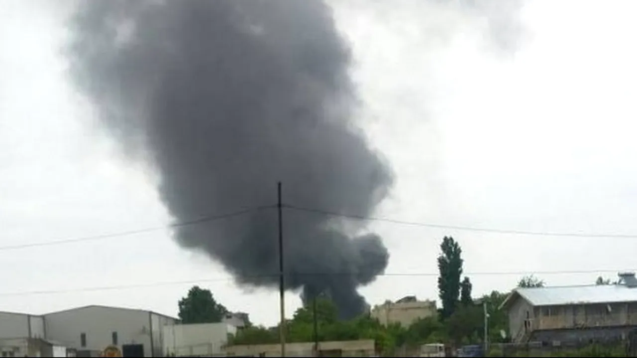 Incendiu cu degajări mari de fum la o clădire din Sectorul 3 al Capitalei