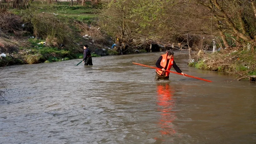 O tânără s-a înecat în râul Siret, iar bunicul ei, care a sărit să o salveze, este dat dispărut