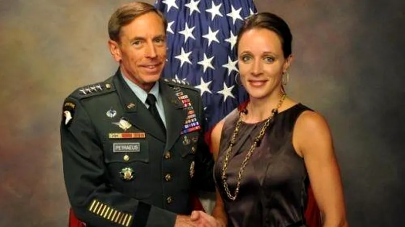 Percheziții FBI la locuința fostei amante a lui David Petraeus