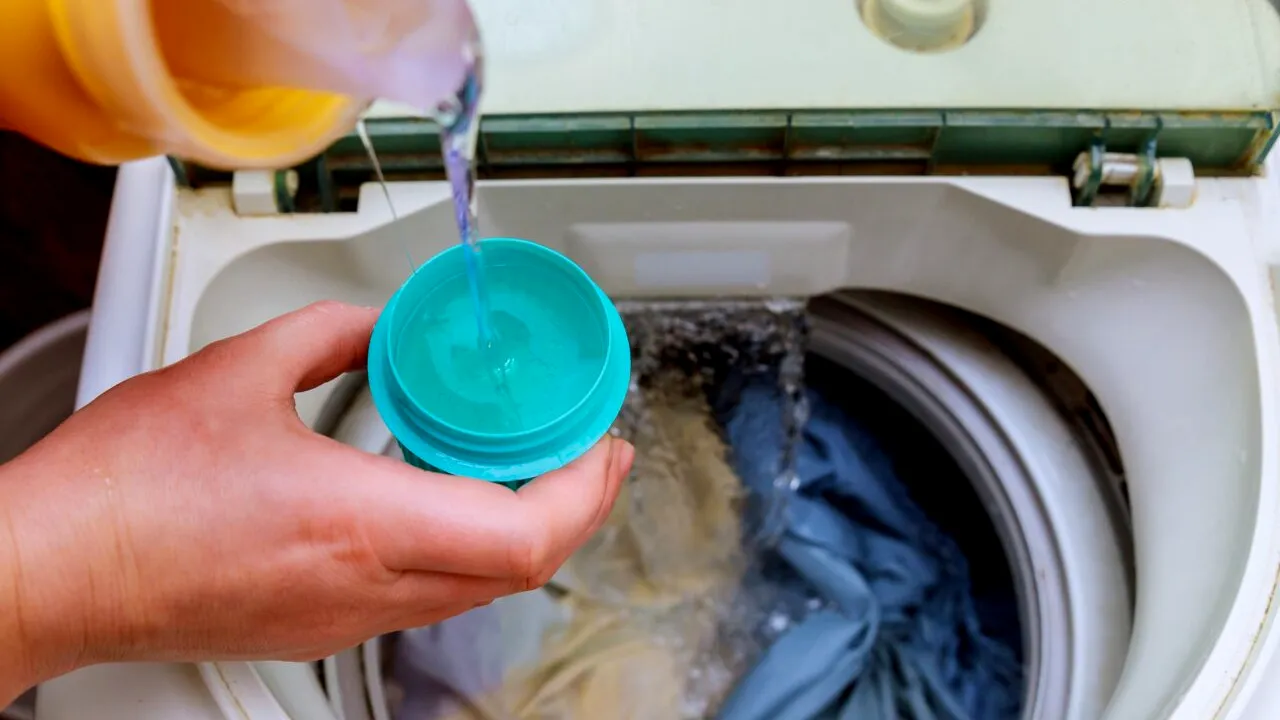 Cât DETERGENT trebuie pus în mașina de spălat. Greșeala care îți distruge hainele