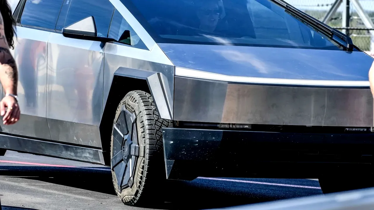 „Londra vs. Musk”, bătălie ALARMANTĂ pe Tesla. Mașina a fost distrusă cu un baros, iar epava ei va fi vândută: „Toată lumea îl urăște pe Elon”