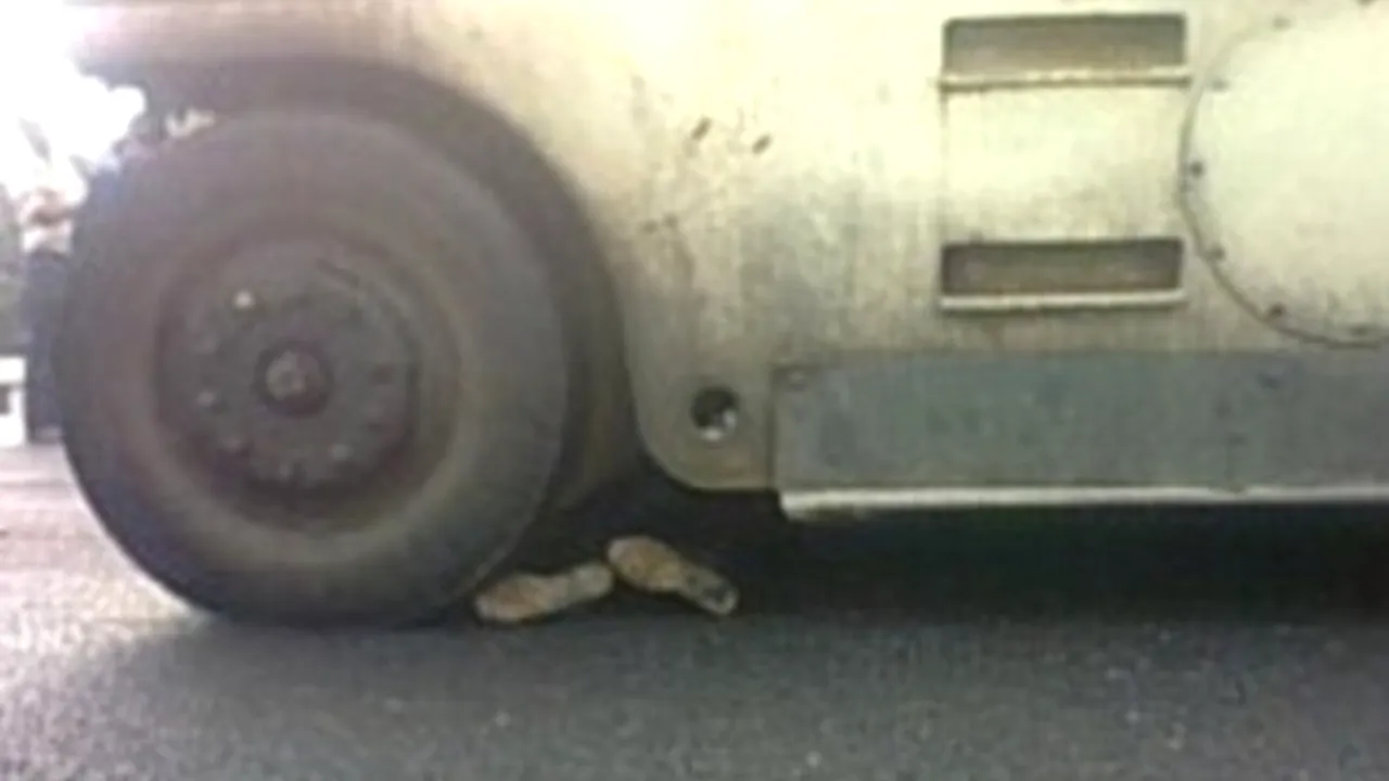 IMAGINI ȘOCANTE. Un chinez este zdrobit de roțile unui camion, după ce a protestat împotriva strămutării 