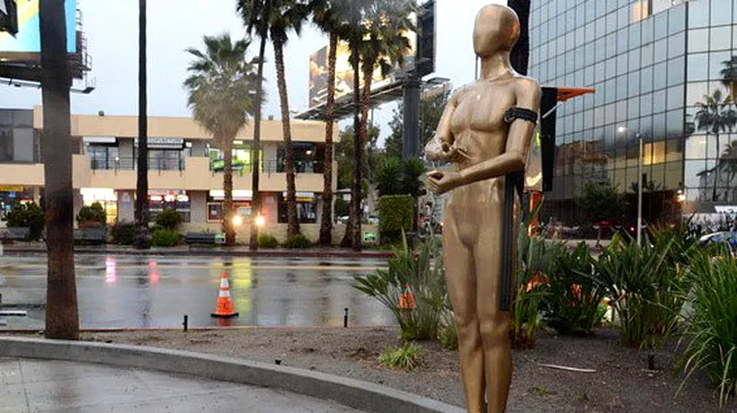 OSCAR 2014. O statuetă OSCAR care își injectează heroină în braț, amplasată pe Hollywood Boulevard