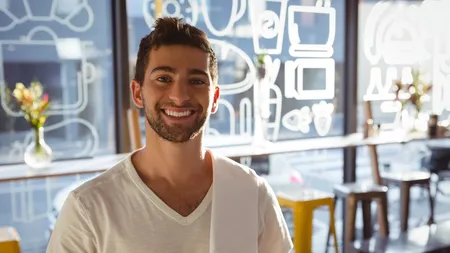 Una dintre cele mai bogate țări din Europa caută MUNCITORI români. Salariile ajung și la 5.000 de euro lunar și nu ai nevoie de calificări și diplome