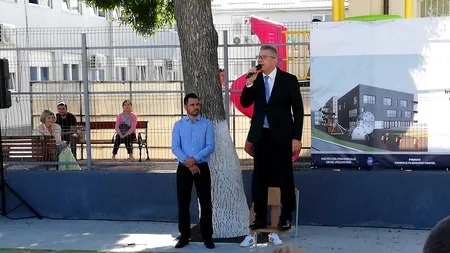 Primarul cu scaun la... picioare: Pandele și-a ținut discursul la deschiderea anului școlar urcat pe un scaun