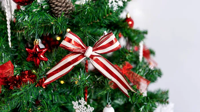 Cât costă ornamentele pentru bradul de Crăciun. Cât plătești pentru un brad artificial sau o instalație LED, în decembrie 2024