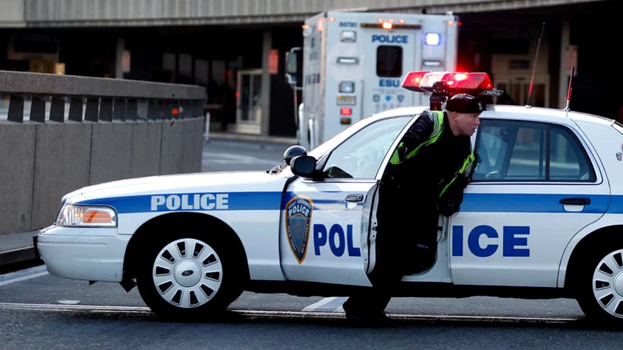 Polițist american atacat cu toporul de un bărbat care a reușit să fugă