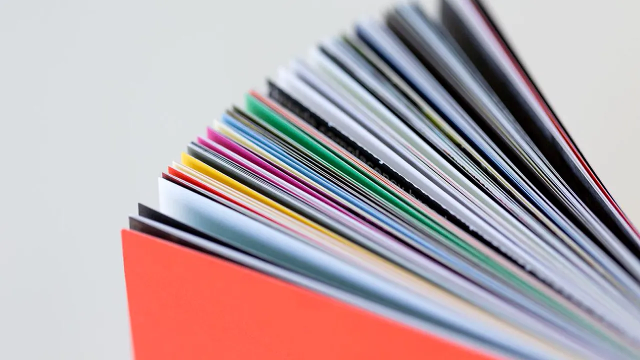 Fiecare angajat al Facebook are pe birou o astfel de carte cu coperte roșii. Ce se ascunde în paginile ei