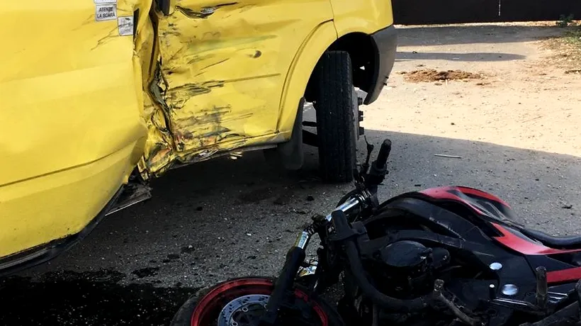 Accident în Constanța: O motocicletă s-a lovit violent de un microbuz de transport persoane. Motociclistul a fost preluat de un elicopter - FOTO