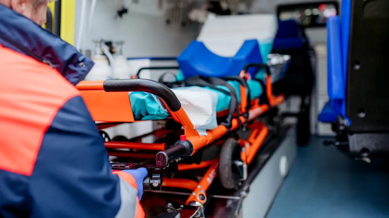 Clipe de groază: Un mire s-a PRĂBUȘIT pe ringul de dans la propria nuntă. A ajuns de urgență la spital