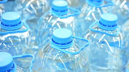 O cantitate uriașă de APĂ a fost retrasă de la vânzare, deoarece fusese stocată neregulamentar în soare